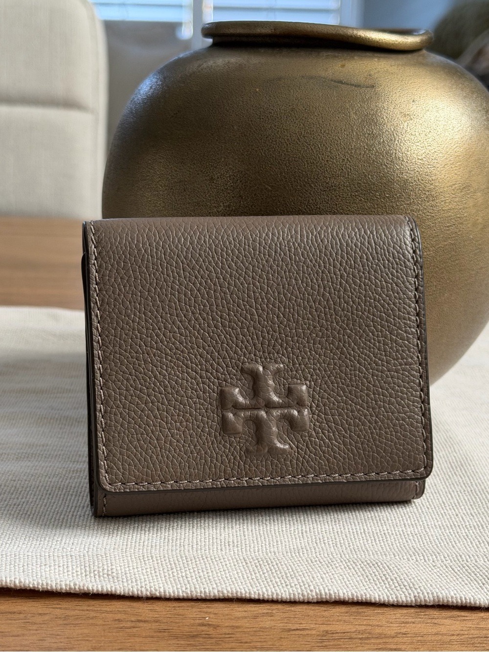 New Tory Burch Thea bifold wallet Pebbled Leather in mushroom gray